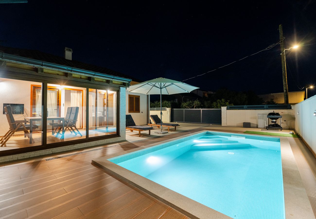 House in Privlaka - Holiday Home Mareta with pool