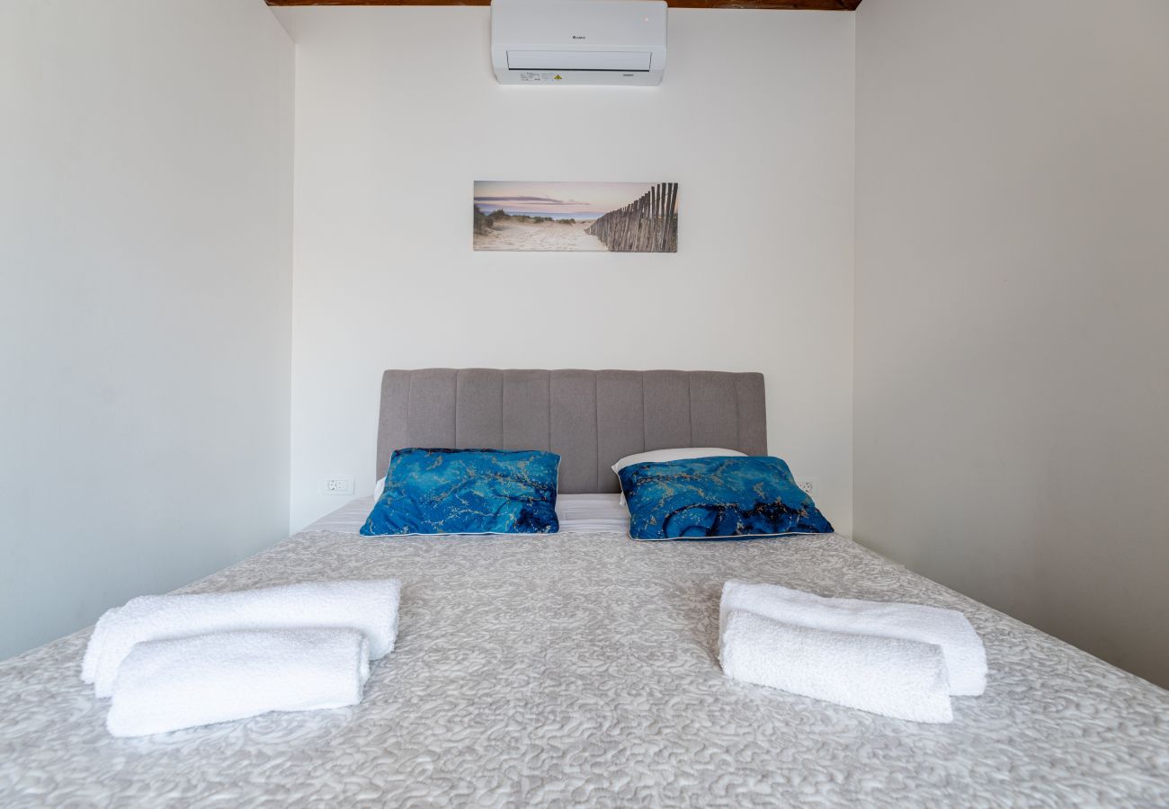 House in Privlaka - Holiday Home Mareta with pool