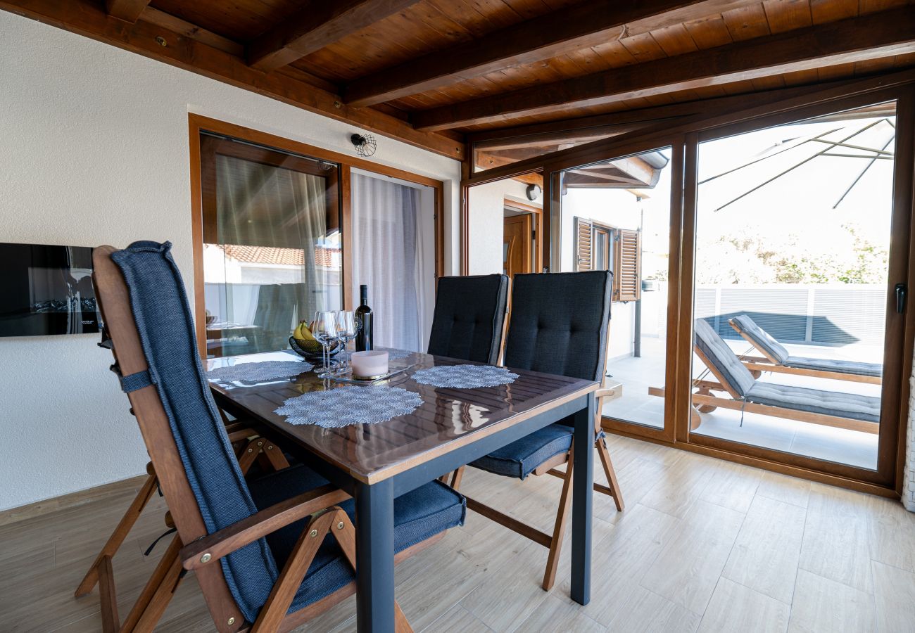 House in Privlaka - Holiday Home Mareta with pool