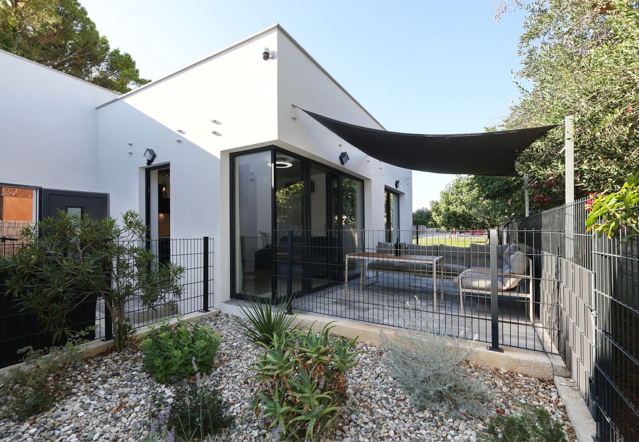 Villa in Sukošan - Beachfront Almare Retreat
