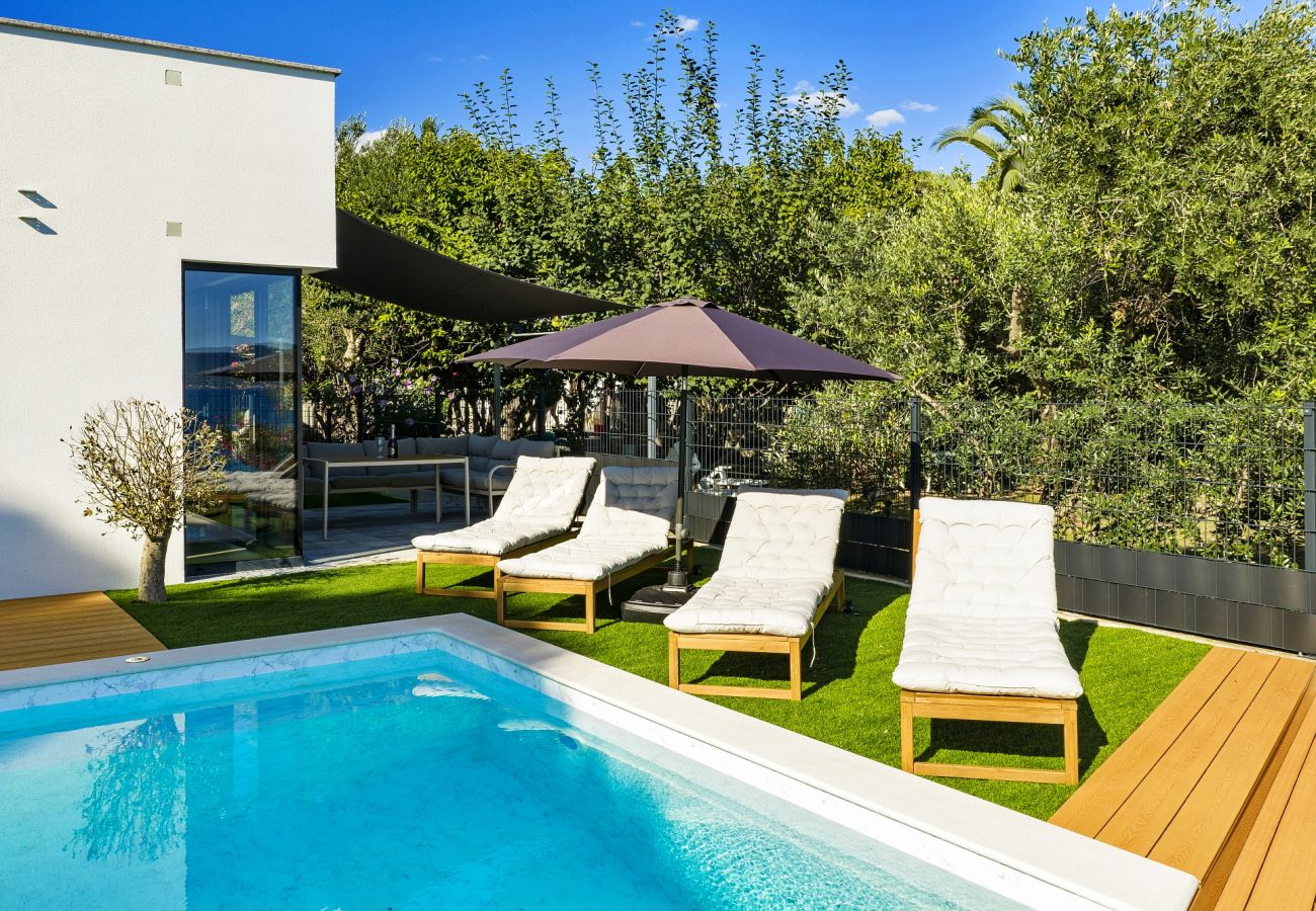 Villa in Sukošan - Beachfront Almare Retreat