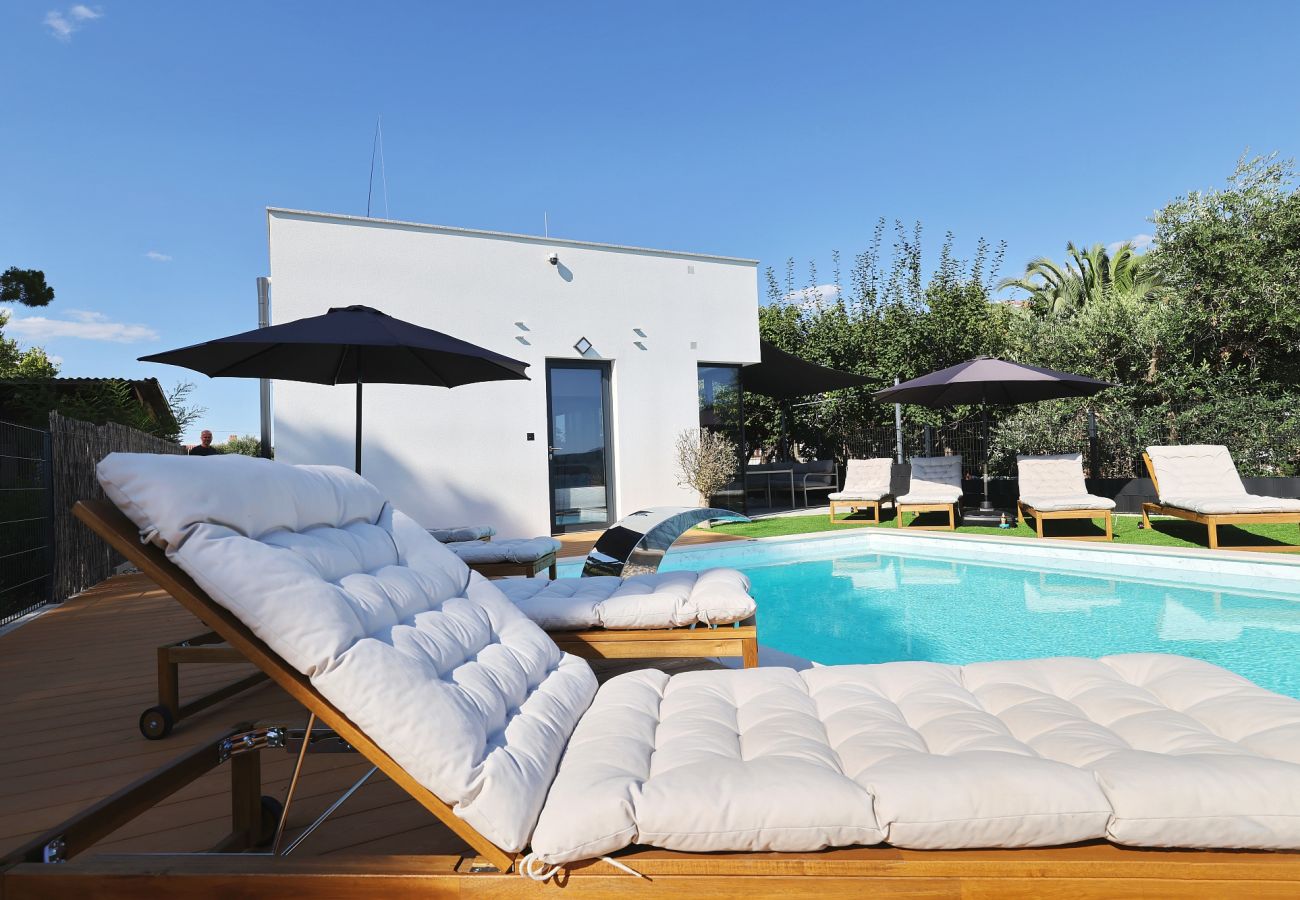 Villa in Sukošan - Beachfront Almare Retreat