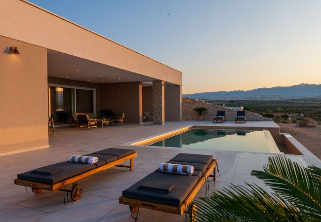 Villa/Dettached house in Košljun - Villa Salis with heated pool & sea view